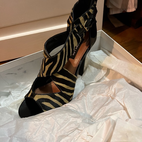 Only worn when trying on at the store - Picture 3 of 5